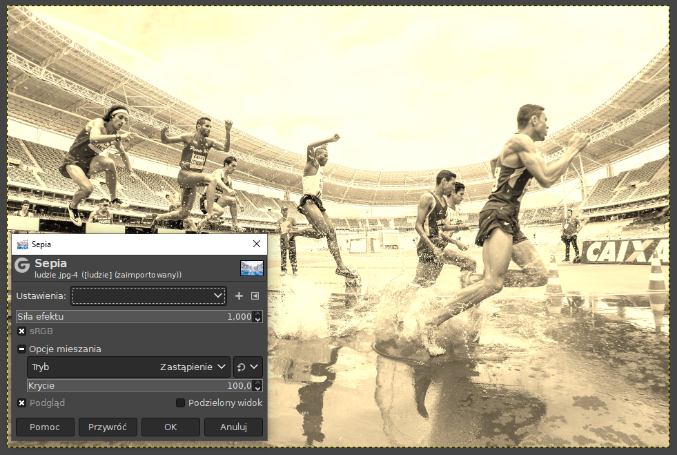 Ilustracja przedstawia okno programu. W obszarze roboczym jest zdjęcie biegnących zawodników na stadionie. Zdjęcie jest utrzymane w odcieniach koloru żółtego. Na tle zdjęcia jest okno o nazwie: Sepia. Tam parametry: Siła efektu 1,000, zaznaczono: sRGB. W Opcjach mieszania zaznaczono Tryb - Zastąpienie, Krycie 100,0. Zaznaczono: Podgląd.   