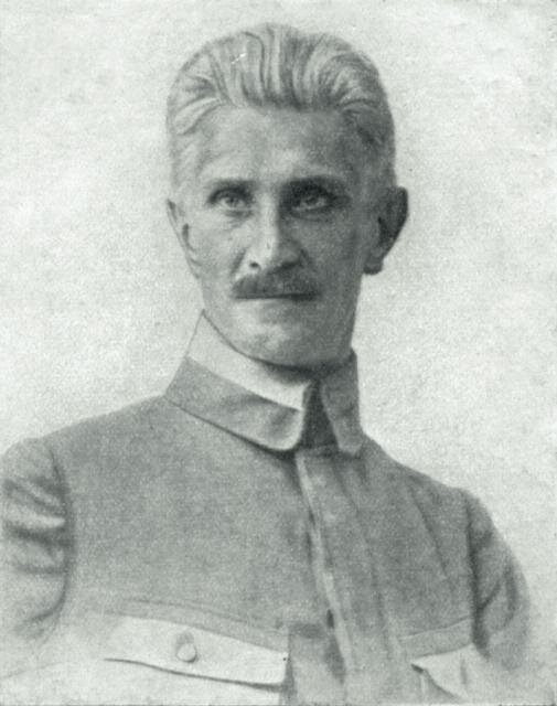 Czarno‑biały rysunek przedstawia Ignacego Daszyńskiego. Mężczyzna ma siwe włosy zaczesane do góry, regularne rysy twarzy i wydatny nos, a pod nosem starannie przystrzyżone wąsy. Ubrany jest w mundur legionowy z jaśniejszymi kieszeniami na obu piersiach i jaśniejszą górą kołnierzyka zapiętego pod szyję. 