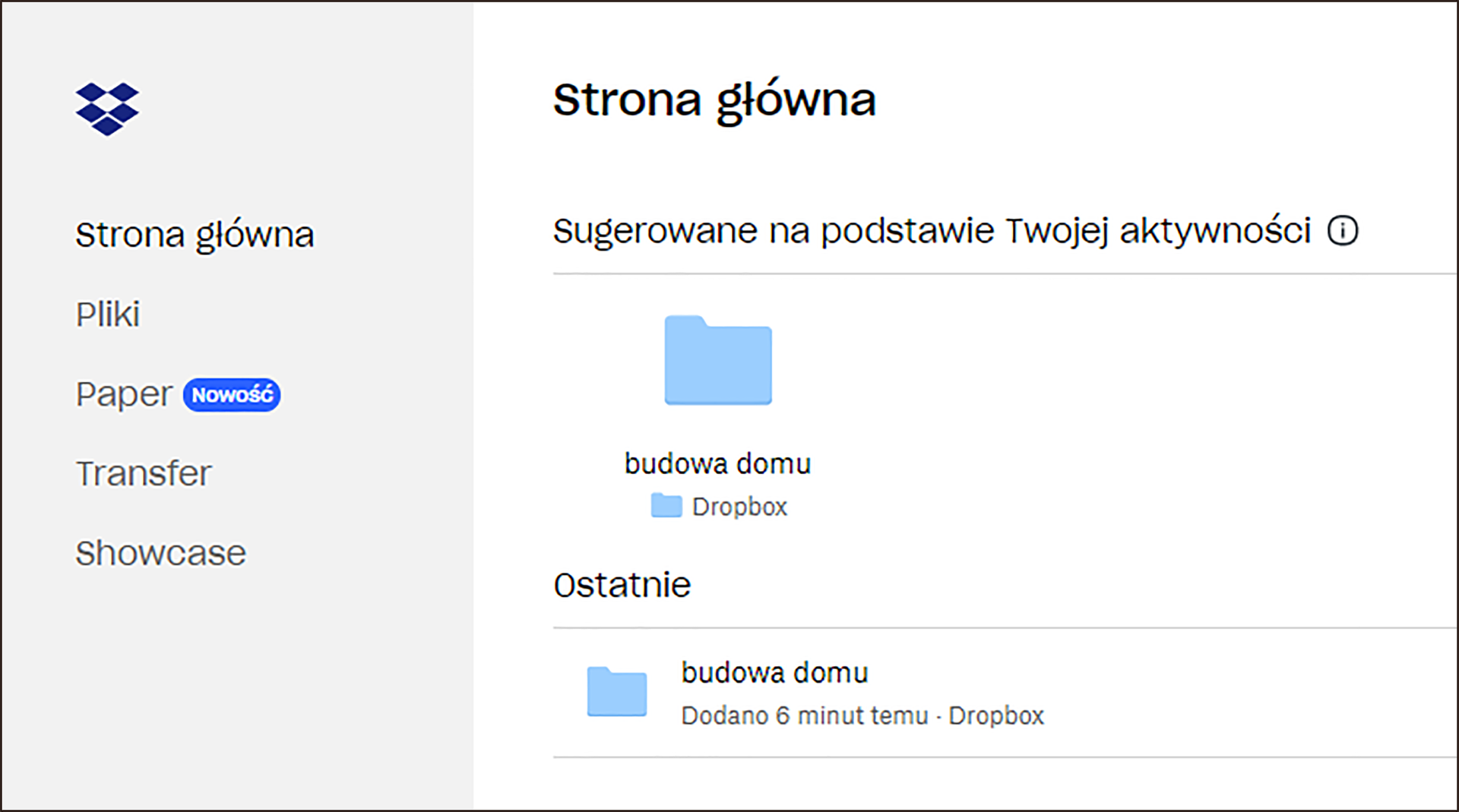 Zrzut ekranu przedstawiający stronę główną aplikacji Dropbox. Po prawej znajduje się kolumna z menu. Pozycje w menu to: Strona główna, Pliki, Paper, Transfer oraz Showcase. W głównym obszarze interfejsu znajduje się segment Sugerowane na podstawie Twojej aktywności, gdzie znajduje się folder budowa domu. Poniżej segment Ostatnie z tym samym folderem i informacje o czasie dodania folderu.  