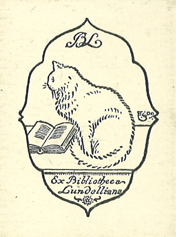 Rycina. Ex libris przedstawiający kota siedzącego na stole. Obok kota widoczna jest książka. U góry znajdują się inicjały B. L. Na dole napis po łacinie oznaczający Biblioteka Lundelliana. 