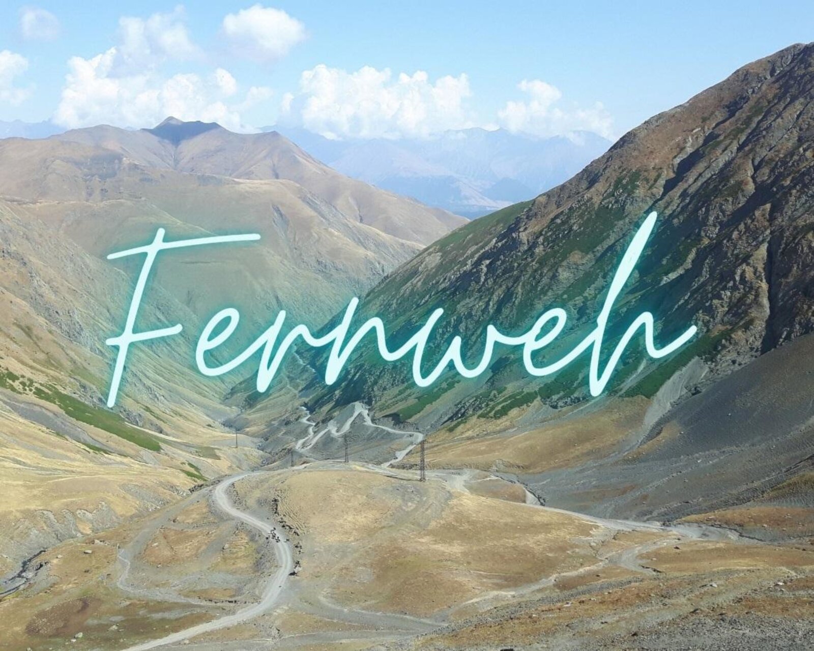 Zdjęcie przedstawi rozległą dolinę z pieszymi szlakami. Dolina otoczona jest wysokimi masywami górskimi. Na zdjęciu znajduje się napis Ferrweh.