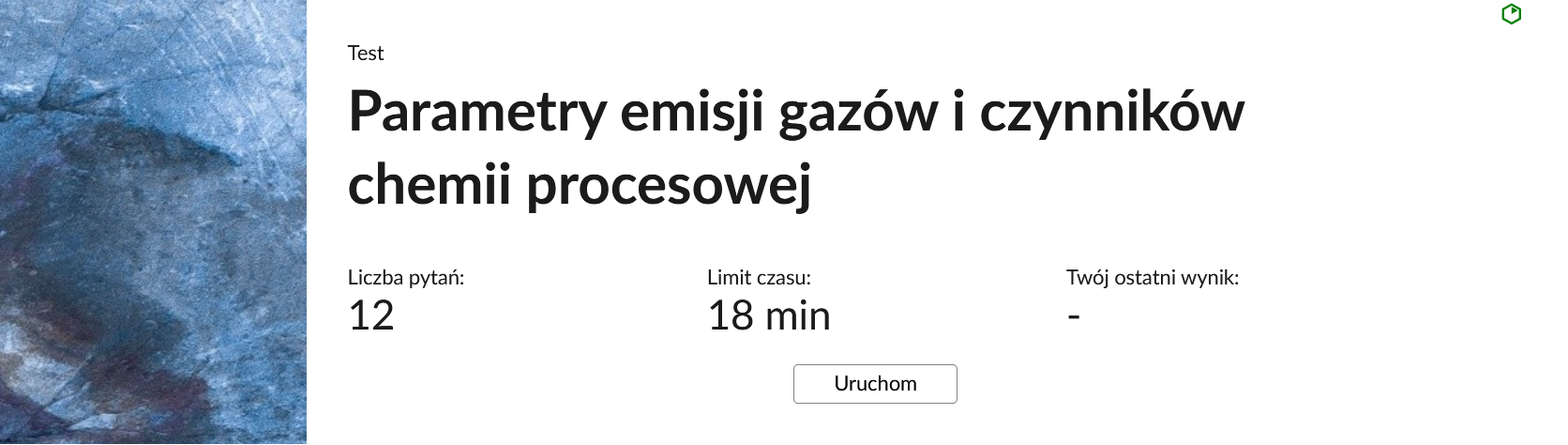 Grafika przedstawia przykładowy wygląd panelu testu. Składa się on z tytułu testu: "Parametry emisji gazów i czynników chemii procesowej", informacji o liczbie pytań, czasie, w którym należy rozwiązać test, oraz o ostatnim uzyskanym wyniku. Poniżej widać przycisk "Uruchom".