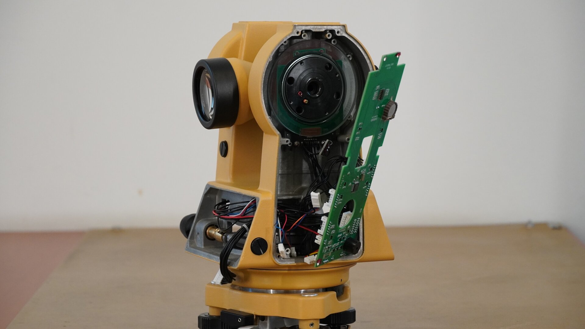 Na zdjęciu przedstawiono boczne ujęcie teodolitu ze zdemontowaną boczną osłoną oraz zdemontowanym wyświetlaczem. 