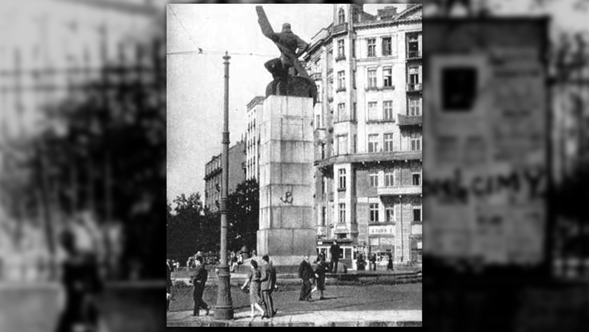 Fotografia czarno-biała przedstawiająca Monument na Placu Unii Lubelskiej w Warszawie.