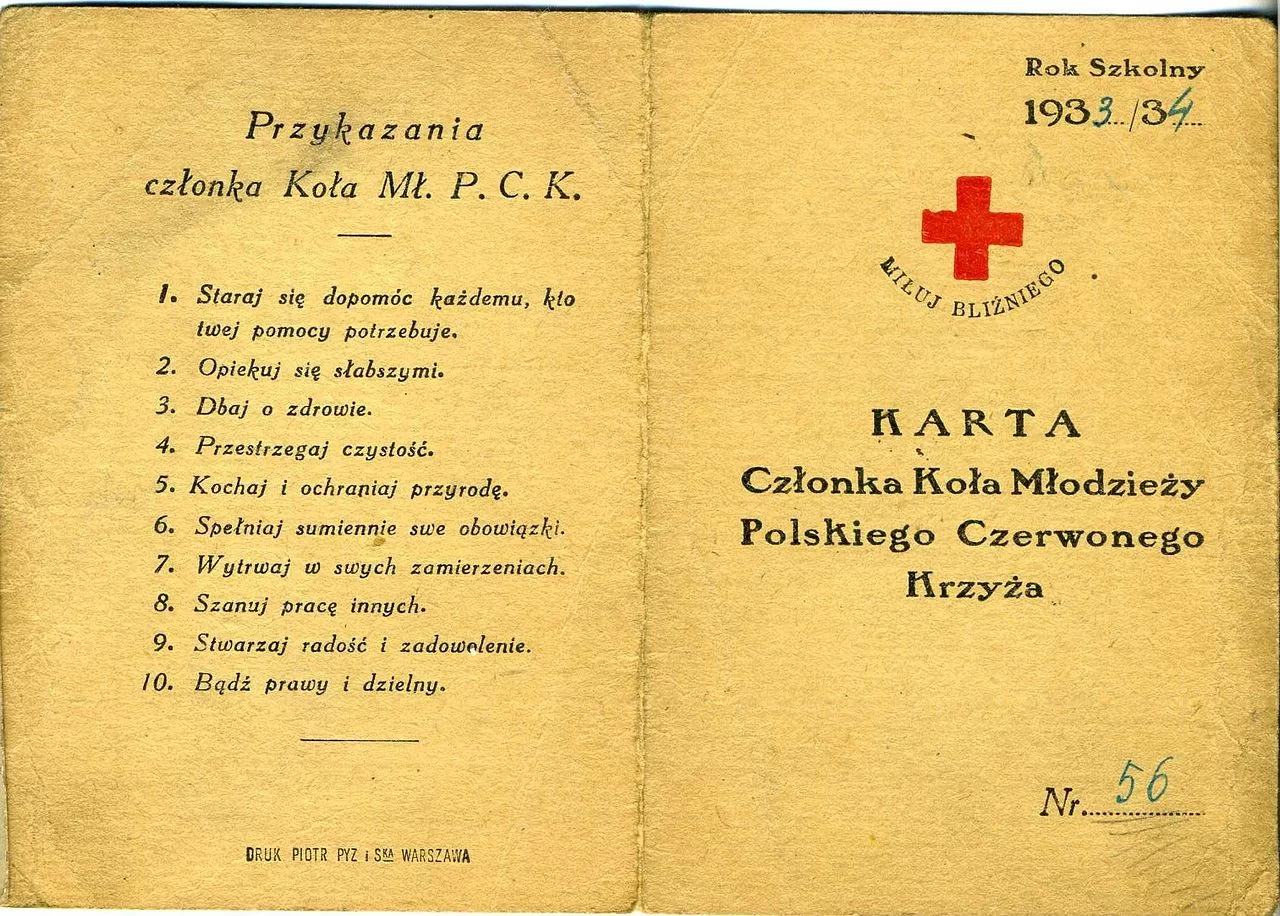 Fotografia przedstawia dokument. Po lewej stronie napis:  Przykazania członka Koła Młodzieży Polskiego Czerwonego Krzyża. 1. Staraj się dopomóc każdemu, kto twej pomocy potrzebuje. 2. Opiekuj się słabszymi. 3. Dbaj o zdrowie. 4. Przestrzegaj czystość. 5. Kochaj i ochraniaj przyrodę. 6. Spełniaj sumiennie swe obowiązki. 7. Wytrwaj w swych zamierzeniach. 8. Szanuj pracę innych. 9. Stwarzaj radość i zadowolenie. 10. Bądź prawy i dzielny. Druk Piotr Pyz i S‑ka Warszawa. Po prawej stronie:  Rok Szkolny 1933/34, Miłuj Bliźniego, Karta Członka Koła Młodzieży Polskiego Czerwonego Krzyża, Nr 56. Po prawej stronie nad napisem  Miłuj Bliźniego równoramienny krzyż.