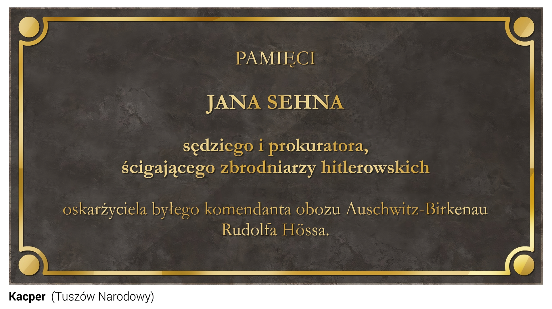 Slajd przedstawia tablicę pamięci Jana Sehna, sędziego i prokuratora, ścigającego zbrodniarzy hitlerowskich, oskarżyciela byłego komendanta obozu Auschwitz‑Birkenau Rudolfa Hössa. Tablica wykonana z czarnego kamienia ze złotym napisem i złotym ornamentem.