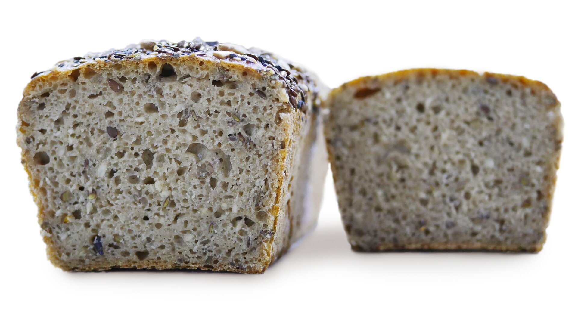 Zbliżenie przekroju kęsa ciasta żytniego pokazujące strukturę w fazie wypieku z wadą przepieczenia