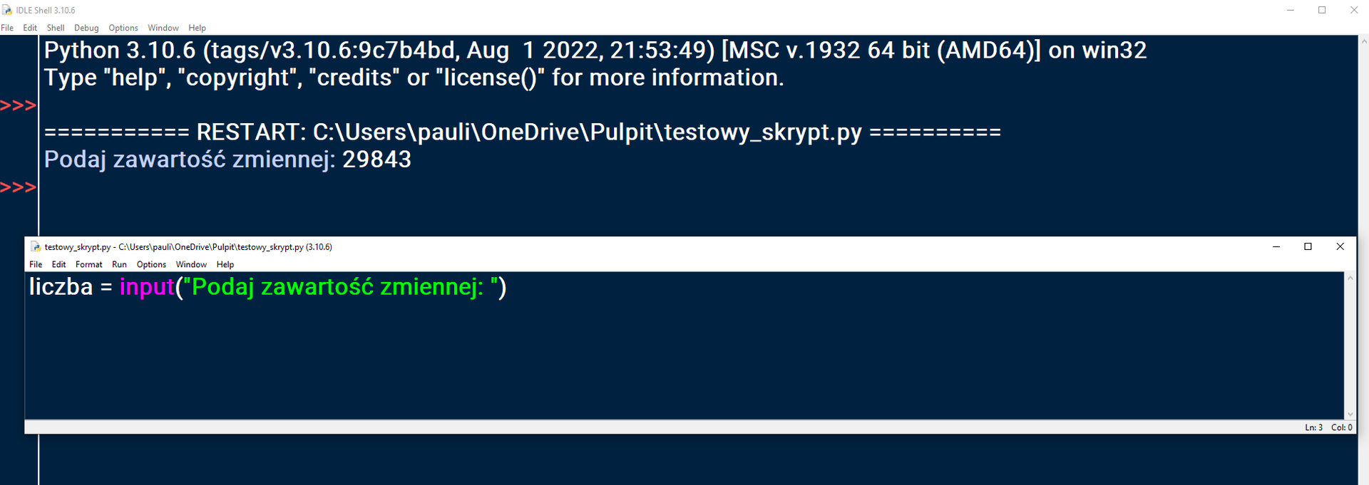 Zrzut ekranu przedstawia okno IDLE. Dodana została następująca linijka tekstu. Podaj zawartość zmiennej dwukropek dwadzieścia dziewięć tysięcy osiemset czterdzieści trzy. W oknie ze skryptem tekstowym pojawia się zapis. Zmienna równa się input początek nawiasu okrągłego początek cudzysłowu podwójnego Podaj zawartość zmiennej dwukropek koniec cudzysłowu, koniec nawiasu.