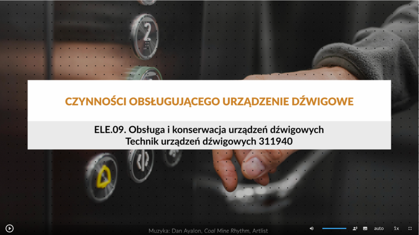 Ilustracja przedstawia wygląd ekranu odtwarzania filmu. Pośrodku znajduje się plansza z tytułem filmu: Czynności obsługującego urządzenie dźwigowe. W dolnej części ekranu znajdują się ikony z różnymi opcjami. W dolnym lewym rogu widać ikonę trójkąta w kółku. Jest to ikona włączania odtwarzania filmu. Kolejna ikona znajduje się dopiero w połowie ekranu dolnego paska. Jest to ikona megafonu. Obok niej widać niebieski pasek, który oznacza poziom głośności. Obok znajduje się ikona człowieka, od którego głowy odchodzą dwie fale. Umożliwia ona włączanie alternatywnej ścieżki dźwiękowej. Dalej znajduje się mały biały prostokąt z czarnymi paskami w jego dolnej części. Pozwala ona na włączenie napisów. Kolejna ikona to napis auto, która umożliwia wybranie jakości filmu. Obok niej widać ikonę jedynki z iksem. Po kliknięciu na nią można wybrać szybkość odtwarzania filmu. Ostatnia ikona to kreski tworzące kwadrat. Kreski te tworzą jedynie krawędzie kwadratu. Jest to opcja włączania trybu pełnoekranowego.