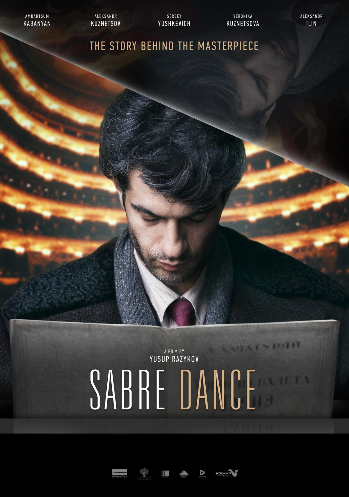 Na ilustracji znajduje się pochylony głową w dół mężczyzna z czarnymi włosami, który jest ubrany w białą koszulę z fioletowym krawatem i czarny płaszcz z futrzanym kołnierzem. Postać ma przed sobą rozłożoną białą książkę z czarnymi napisami na okładce. W tle znajduje się półokrągłe pomieszczenie, oświetlone światłem o ciepłej barwie. Są to balkony widowni teatru. W górnej części ilustracji znajduje się odbicie lustrzane mężczyzny i wypisane obok siebie, białą czcionką imiona i nazwiska „AMBARTSUM KABANYAN” [czytaj: ambartsum kabanian], „ALEKSANDR KUZNETSOV” [czytaj: aleksandr kuzniecow], „SERGEY YUSHKEVICH” [czytaj: sergiej juszkewicz], „VERONIKA KUZNETSOVA” [czytaj: weronika kuzniecowa], „ALEKSANDR ILIN” [czytaj: aleksandr ilin]. Pod nazwiskami znajduje się złoty napis „THE STORY BEHIND THE MASTERPIECE [czytaj: de story behajnd de masterpis]”. W dolnej części ilustracji znajduje się biały napis „A FILM BY YUSUP RAZYKOV” [czytaj: a film baj jusup razykow] oraz biały i złoty napis „SABRE DANCE” [czytaj: sejbre dens]. Na samym dole znajdują się opisanych sześć logo ze znakami.