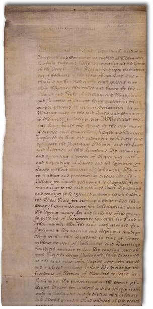 Zdjęcie przedstawia spisaną odręcznie na długiej karcie Deklarację praw.