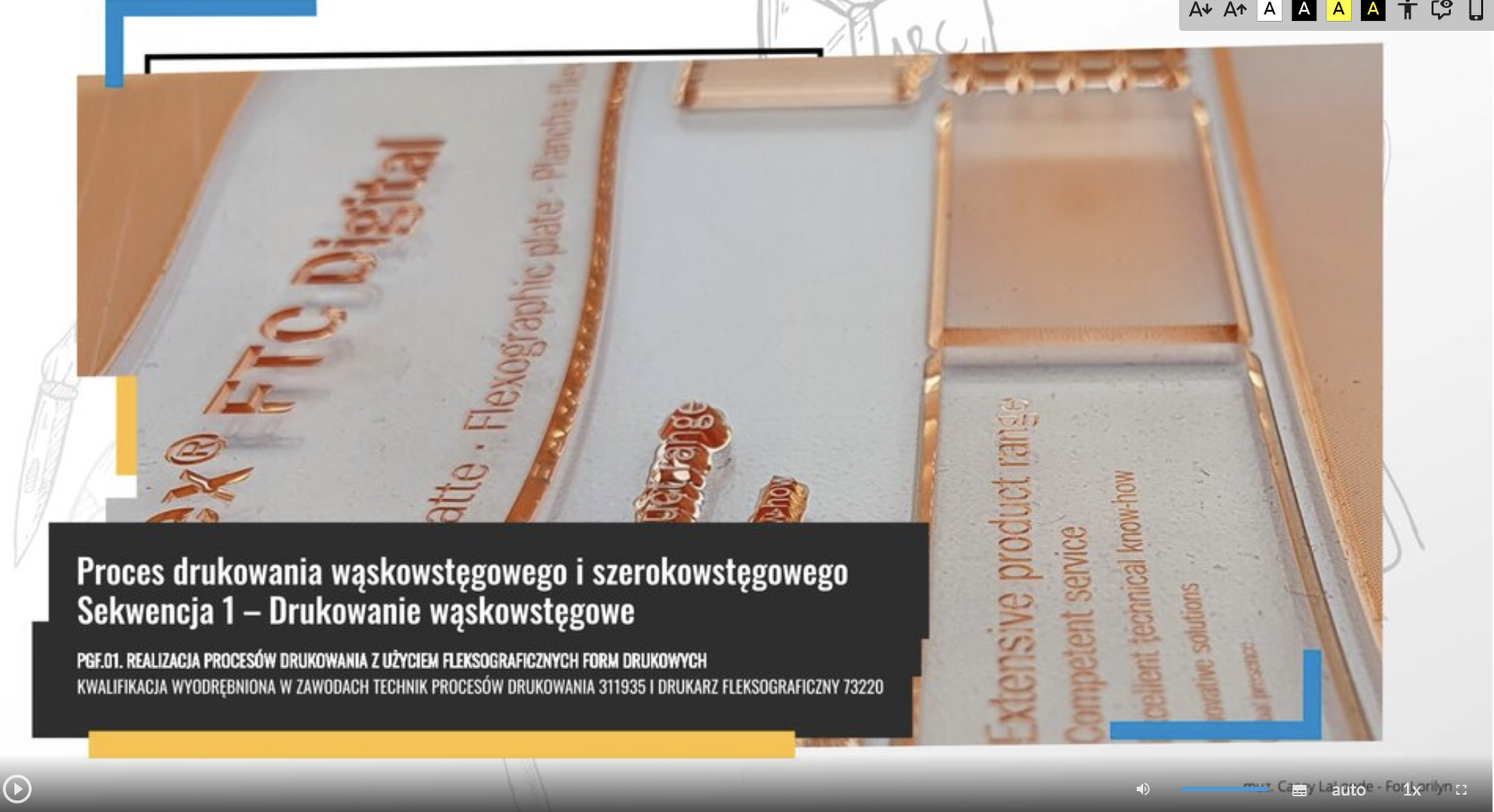 Widok ekranu startowego sekwencji filmowych Proces drukowania wąskowstęgowego i szerokowstęgowego. Widoczna jest forma drukowa fleksograficzna, a w lewym dolnym rogu czarne pole z tytułem filmu, kwalifikacją i zawodami.