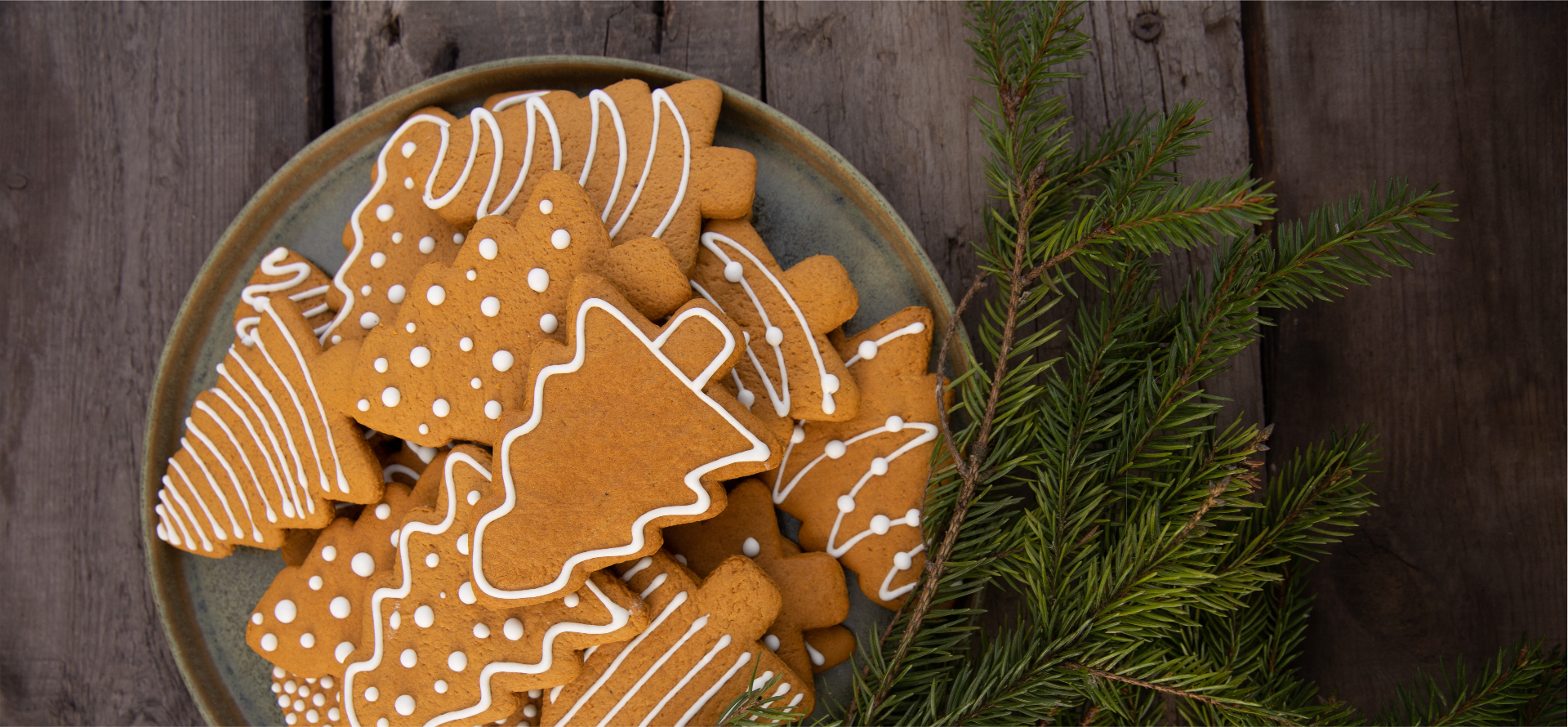 Ilustracja przedstawia koszyk wypełniony świątecznymi piernikami.