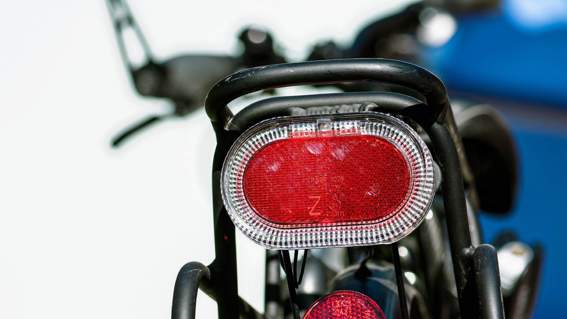 Zdjęcie przedstawia światło tylne zamontowane na rowerze.
