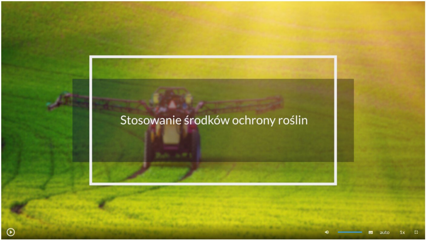Grafika przedstawia widok okna odtwarzacza filmu. Widoczna jest plansza z napisem: Stosowanie środków ochrony roślin. W tle widoczny jest ciągnik na polu. W dolnej części ekranu znajduje się pasek odtwarzania. 