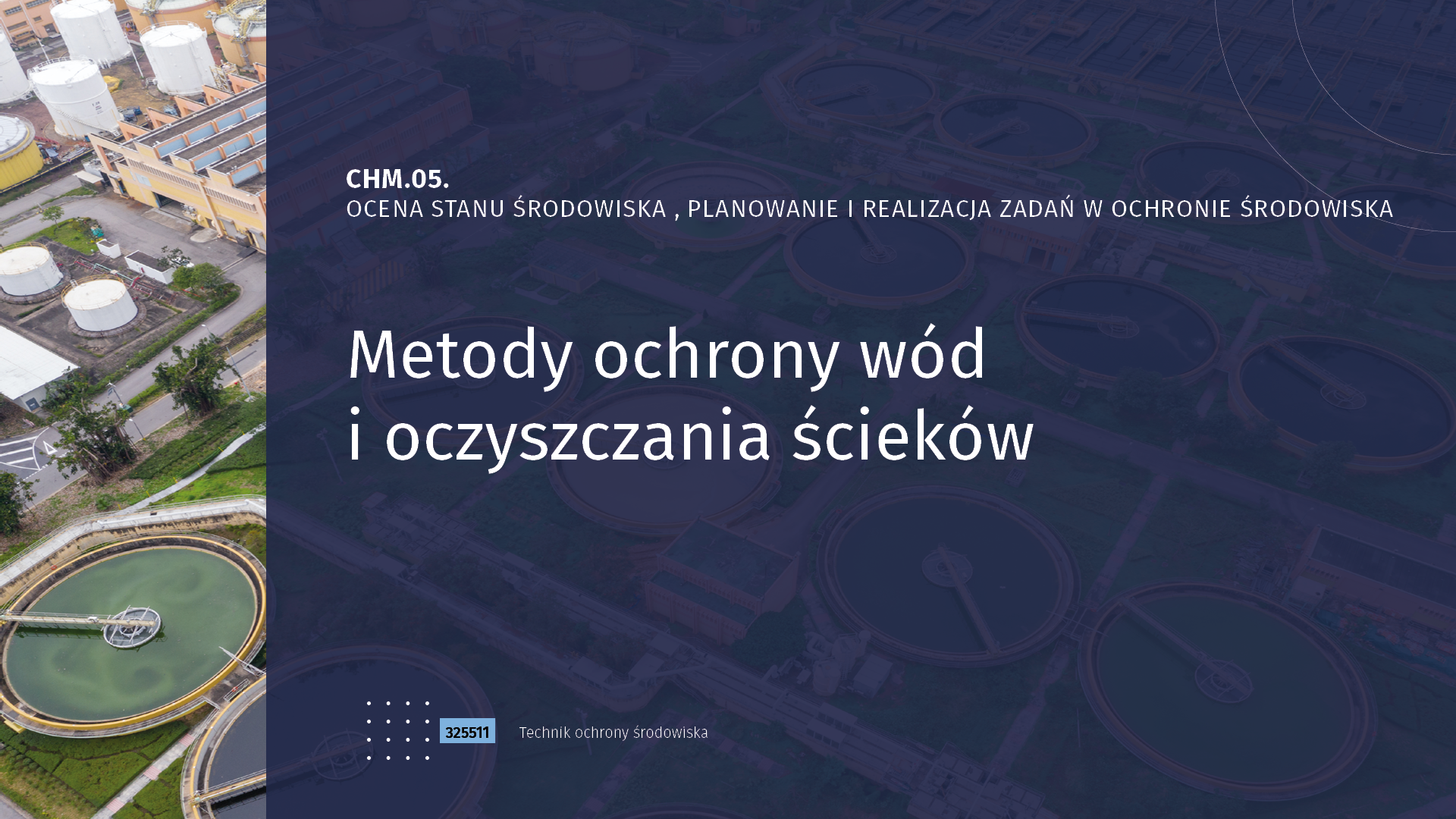 Grafika przedstawia wygląd okna, w którym prezentowany jest film CHM 05. Ocena stanu środowiska, planowanie i realizacja zadań w ochronie środowiska. Metody ochrony wód i oczyszczania ścieków. W tle widoczne są zbiorniki oczyszczalni ścieków i inne budynki przemysłowe.