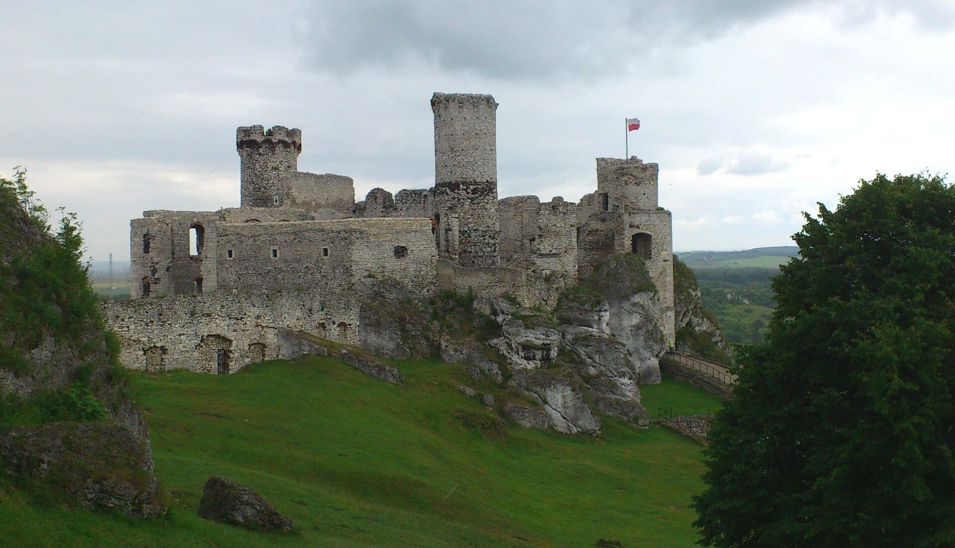Na zdjęciu ruiny kamiennego zamku położonego na wzgórzu.
