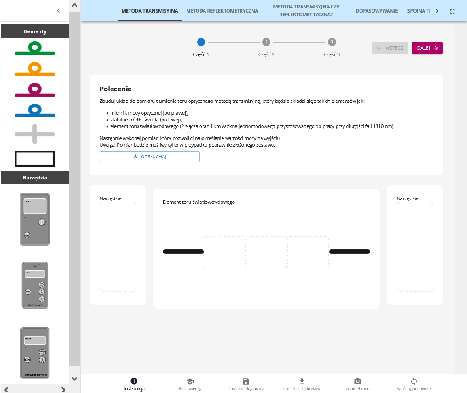 Ilustracja przedstawia wygląd programu ćwiczeniowego. U góry znajdują się zakładki. Poniżej widoczne jest polecenie, które można odsłuchać za pomocą specjalnego przycisku. Niżej znajdują się pola, które zgodnie z poleceniem, należy uzupełnić elementami umiejscowionymi po lewej stronie programu. Niżej widoczne są ikonki opisane kolejno: instrukcja, baza wiedzy, zapisz efekty pracy, pobierz listę kroków oraz spróbuj ponownie.
