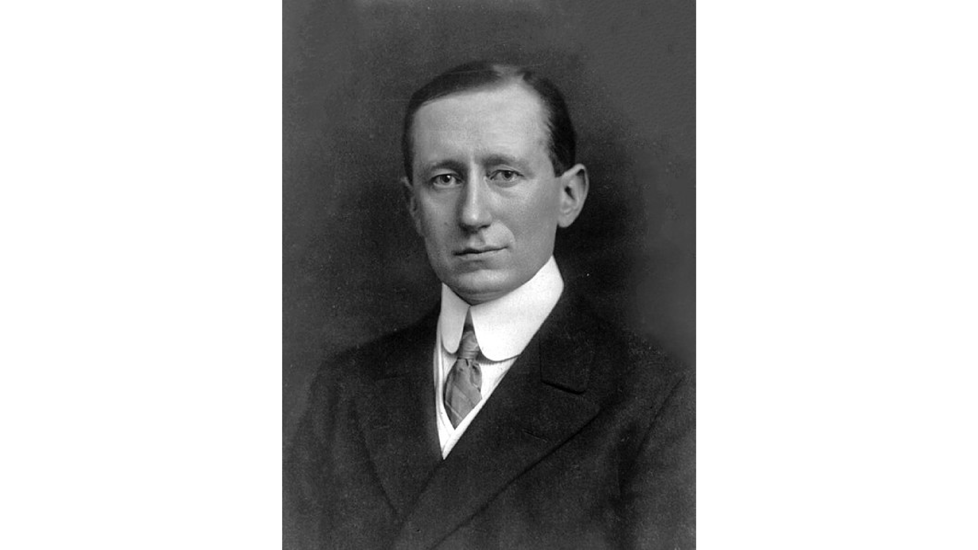 Zdjęcie przedstawia włoskiego wynalazcę Guglielmo Marconiego.