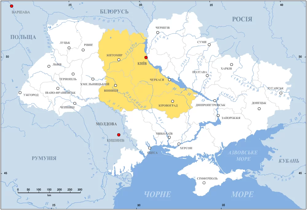 Kliknij, aby powiększyć Ilustracja pokazuje mapę Ukrainy. Nazwy są zapisane w języku ukraińskim cyrylicą. Na żółto zaznaczony jest Kijów i teren po lewej stronie od rzeki Dniepr. Teren sięga do terenów na południe od miasta Korowograd - kończą się w połowie drogi między tym miastem a Mikołajewem. Na zachodzie sięga do terenów pomiędzy miastami Żytomierz a Równe oraz Winnica a Chmielnicki.