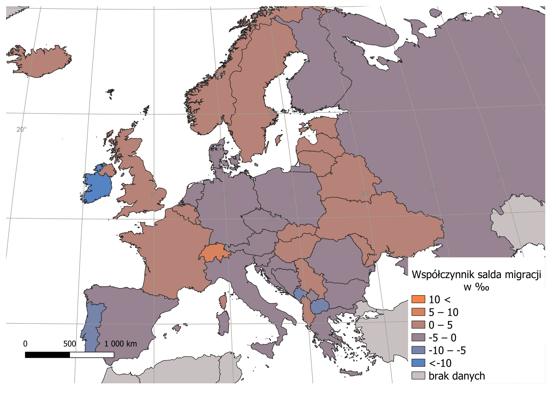 Ilustracja przedstawia mapę Europy. Na mapie zaznaczono różnymi kolorami państwa. Kolory odpowiadają wielkości liczby osób w danym kraju. Obok mapy jest legenda. Ma ona postać słupka, który wypełniony jest kolorami. Najniższą wartość oznaczono kolorem fioletowym, najwyższą czerwonym. Barwy przechodzą jedna w drugą wraz ze wzrostem wartości. Nad słupkiem znajduje się napis: Współczynnik salda migracji (‰). Według legendy na mapie zaznaczono na czerwono państwa o najwyższym saldzie migracji w Europie w 1955 roku, są to: Słowacja (17,4‰) Mołdawia (7,3‰) i Estonia (6,5‰). Jaśniejszym kolorem oznaczono Szwajcarię (4,9‰), Czarnogórę (4,8‰) oraz  Luksemburg. Pomarańczową barwą oznaczono Szwecję (1,5‰), Czechy (1,3‰), Belgię (1,2‰), Serbię i Francję (1‰).  Odcieniami niebieskiego zaznaczono państwa osiągające od 0,9‰ do -3,5‰. Kolorem fioletowym oznaczono państwa które osiągały od -3,5‰ do -11,8‰.  Państwa o najniższej wartości współczynnika przyrostu naturalnego to Irlandia (-11,8‰).  Na mapie znajduje się siatka kartograficzna, na której opisano wartości południków i równoleżników co 20 stopni. 
