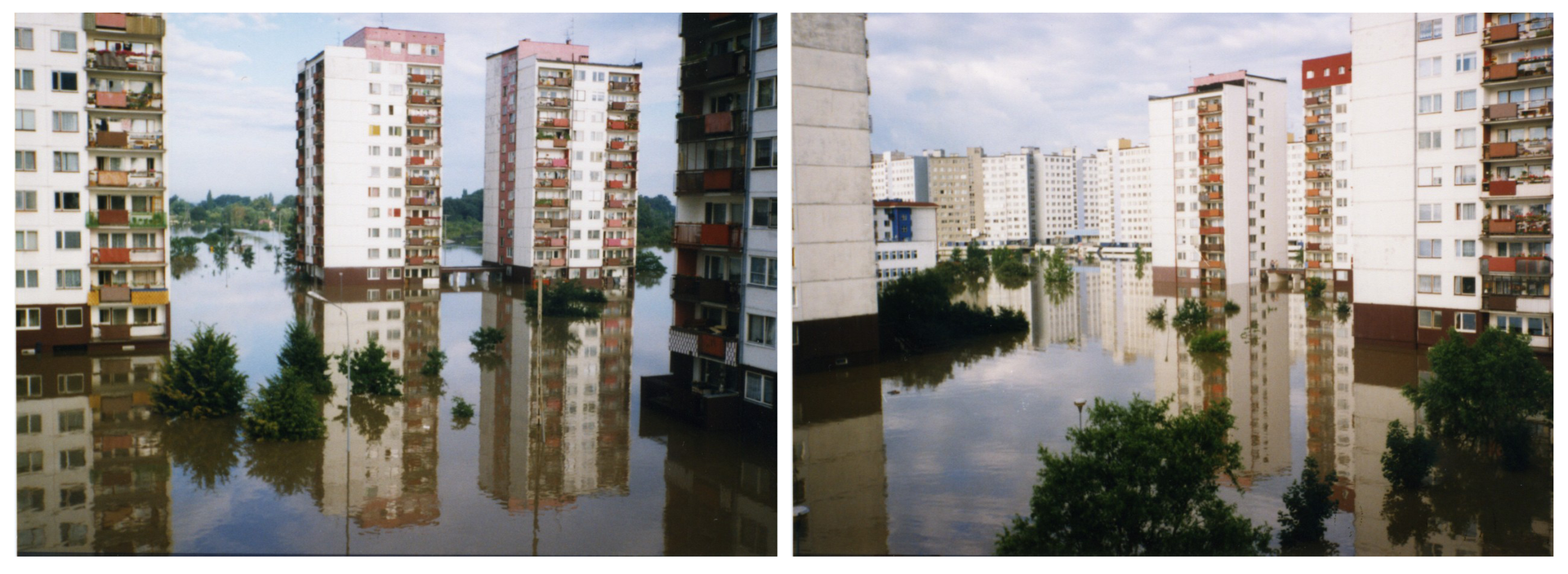 Ilustracja zawiera dwa zdjęcia przedstawiające miasto podczas powodzi na przykładzie Wrocławia latem tysiąc dziewięćset dziewięćdziesiątego siódmego roku. Osiedle gęsto zabudowanych bloków z wielkiej płyty. Woda sięga do balkonów na parterze budynków. Nad powierzchnią wody widoczne zielone korony drzew. 