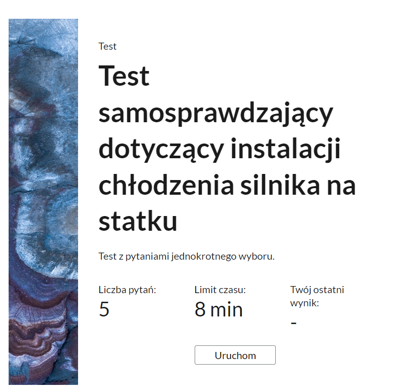 Grafika przedstawia przykładowy wygląd panelu testu. Składa się on z tytułu testu, informacji o liczbie pytań, czasie, w którym należy rozwiązać test, oraz o ostatnim uzyskanym wyniku. Poniżej widać przycisk Uruchom.