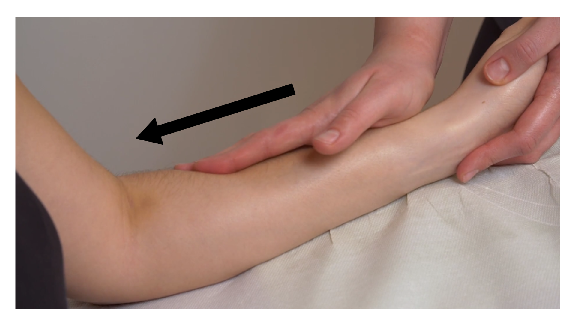 Zdjęcie pod tytułem wibracja mięśni przedramienia. Zdjęcie przedstawia rękę masażysty wykonującą wibracyjny ruch opuszkami palców wzdłuż przedramienia pacjenta, w kierunku od nadgarstka do łokcia.