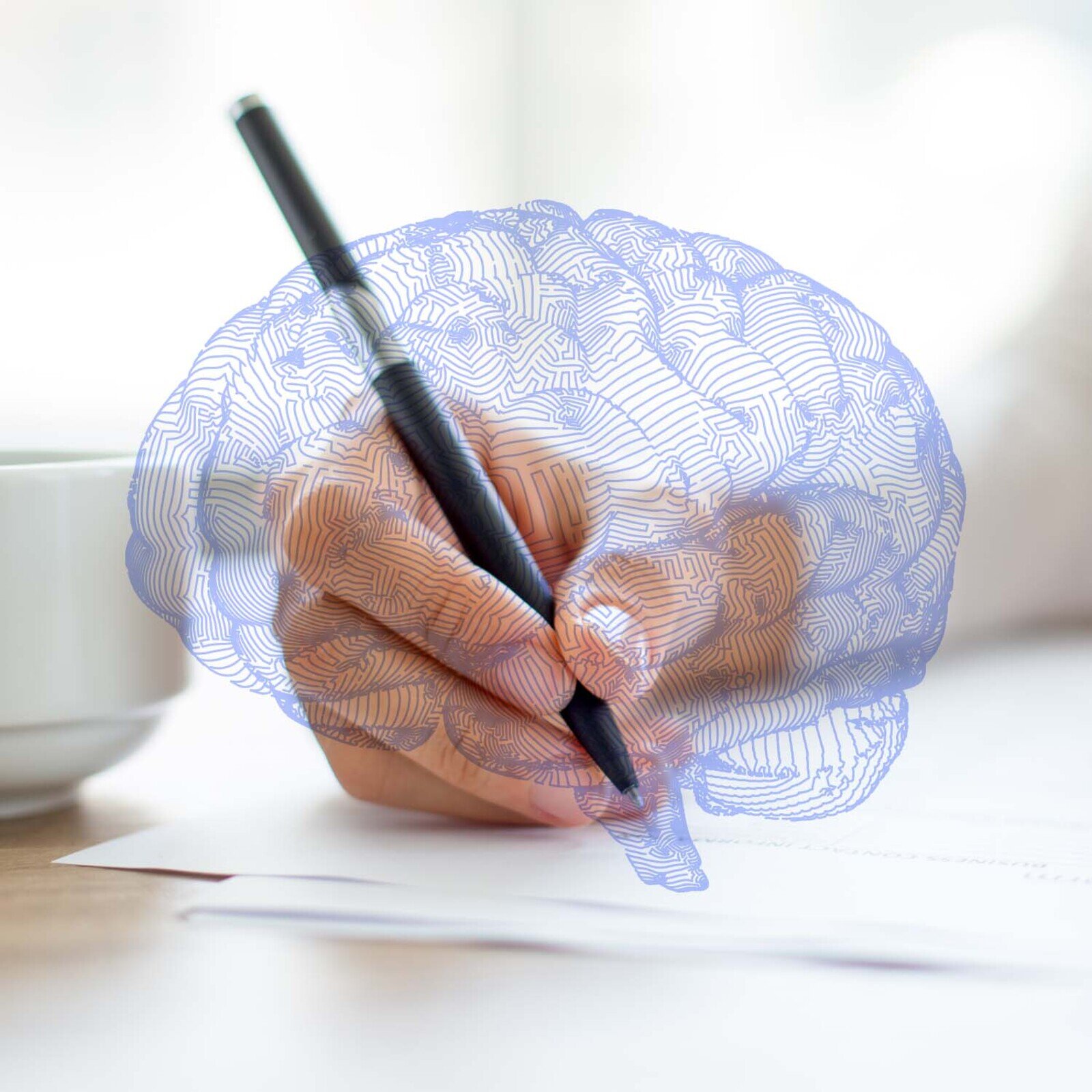 Grafika to kolaż zdjęcia i grafiki. Na zdjęciu widoczna jest prawa dłoń trzymającą nad kartką czarny długopis. Na dłoń nałożona jest grafika przedstawiająca drobną siateczkę w kolorze fioletowym w kształcie ludzkiego mózgu.