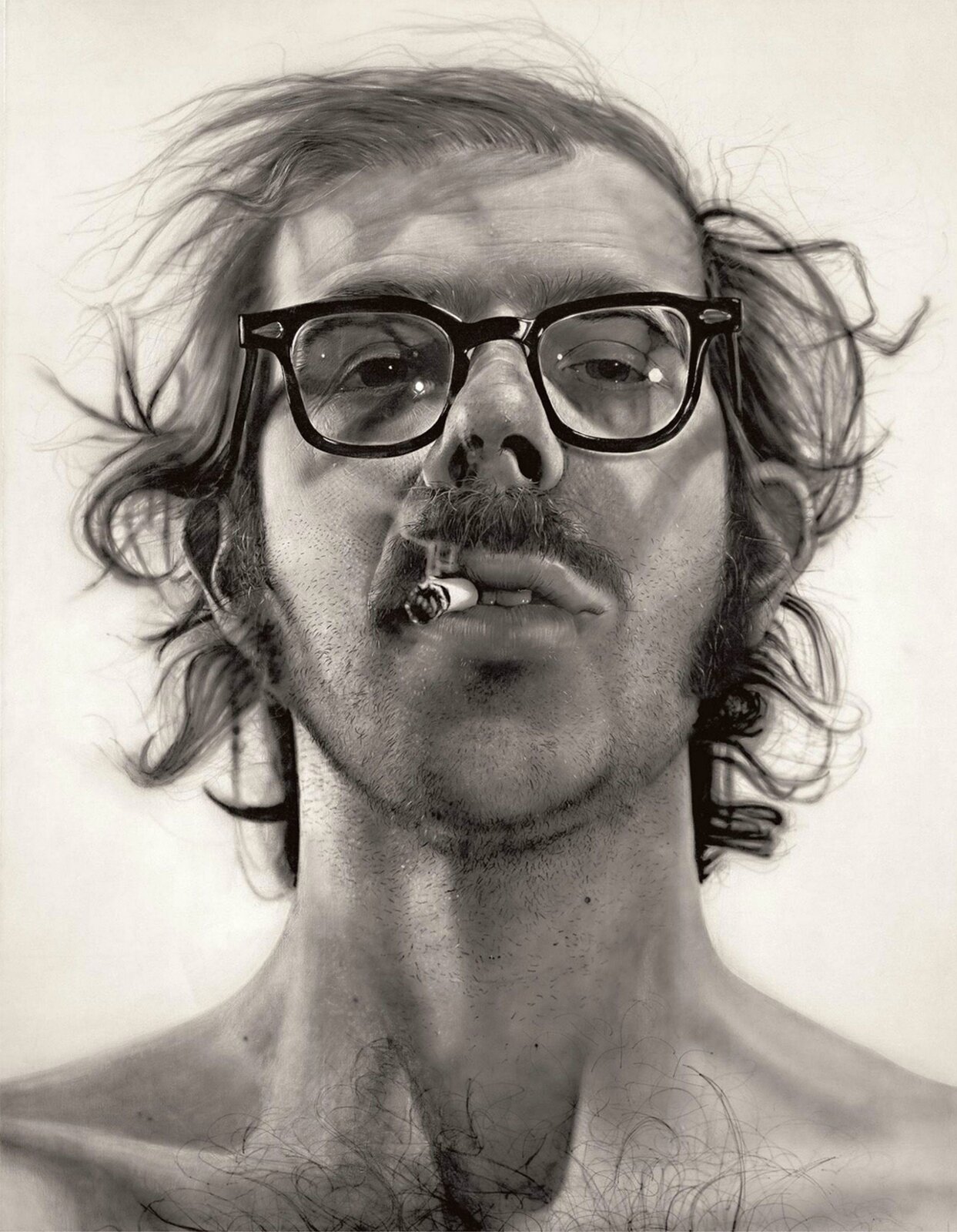 Ilustracja przedstawia dzieło Chucka Close pt. „Wielki autoportret”. Na obrazie znajduje się rozczochrany mężczyzna, z papierosem. Wąsy ma zaniedbane i krzywo obcięte. Close nosi okulary z grubymi, czarnymi oprawkami.