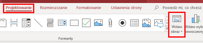 Zrzut ekranu przedstawia fragment paska menu w programie  Microsoft Access . W czerwonej ramce zaznaczono zakładkę: Projektowanie, a w czerwonej ramce znajduje się ikonka Wstaw obraz wraz z podpisem. 