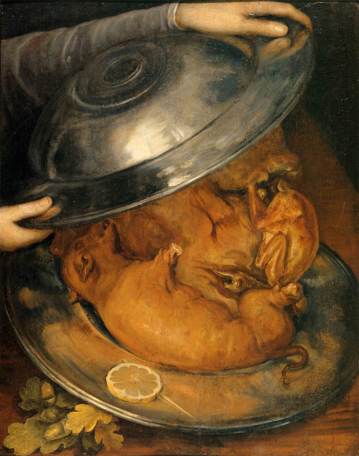 Obraz przedstawia chwilę podnoszenia przez kogoś pokrywki srebrnej patery, na której znajdują się pieczone mięsa. Widać prawą dłoń i fragment lewej ręki. Na srebrnej paterze leżą różne mięsa, wśród których wyróżnia się pieczone prosię i kurczak. Na brzegu patery leży gruby plaster cytryny, w lewym dolnym rogu na stole leżą liście dębu i żołędzie. Prosię znajduje się w dolnej części patery, a kurczak z prawej strony. 