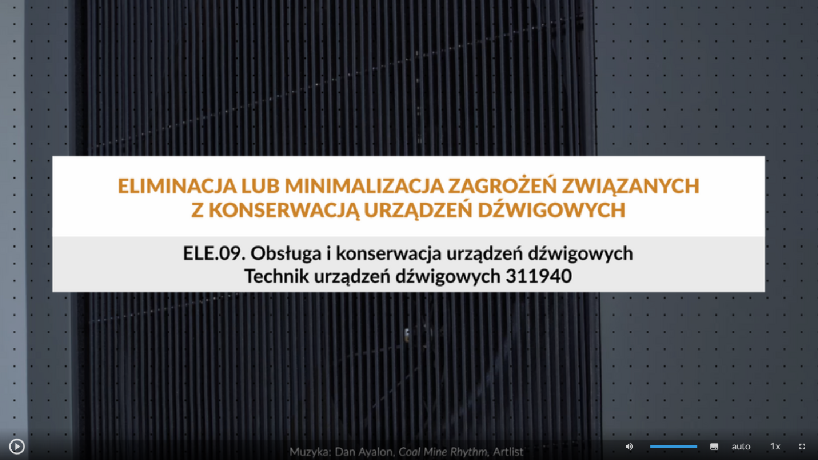 Ilustracja przedstawia wygląda ekranu odtwarzania filmu. Na środku znajduje się tytuł filmu: Eliminacja lub minimalizacja zagrożeń związanych z konserwacją urządzeń dźwigowych. Niżej: e el e kropka zero dziewięć kropka. Obsługa i konserwacja urządzeń dźwigowych technik urządzeń dźwigowych trzy jeden jeden dziewięć cztery zero.