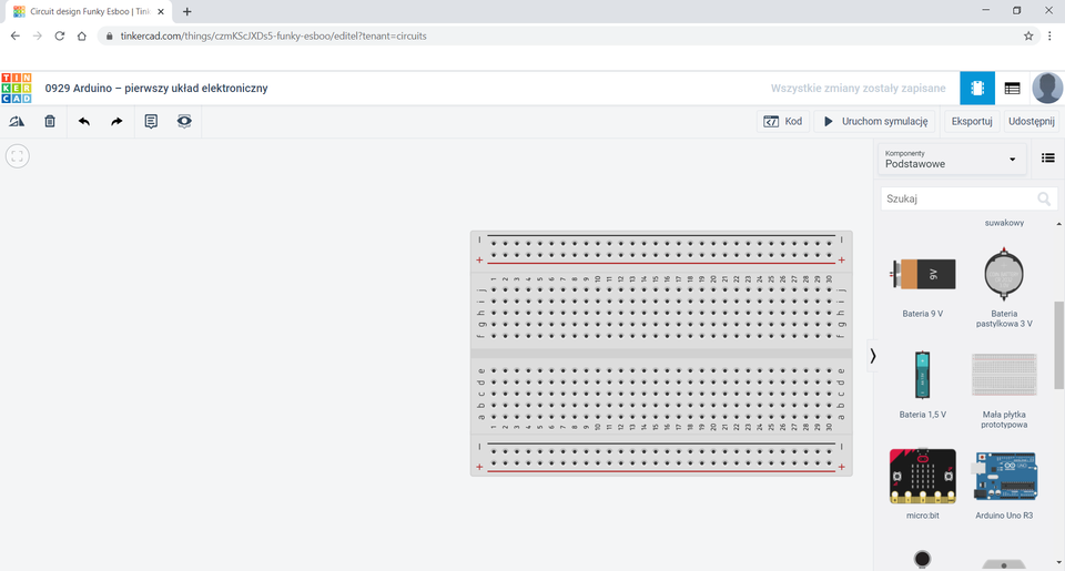 Na zrzucie ekranu przedstawione jest środowisko Tinkercad.  Ponad obszarem roboczym znajduję się tytuł: 0929 Arduino – pierwszy układ elektroniczny. W obszarze roboczym znajduje się płytka stykowa z trzydziestoma wierszami. Płytka stykowa ułożona jest poziomo. Na górze i na dole ma po dwie szyny. Na każdej szynie znajdują się otwory w równych odstępach. Nad górną szyną zaznaczono szarą linię, która na końcach ma znak minus. Nad dolną linią zaznaczono czerwoną linię, która na końcach ma znak plus.  Pomiędzy szynami znajdują się dwa obszary z wierszami. Każdy wiersz podpisano numerem od 1 do 30. Po lewej stronie podpisano poszczególne kolumny. Na górnym obszarze: j i h g f. Na dolnym obszarze: e d c b a. Po prawej stronie obszaru roboczego znajduje się okno z komponentami.