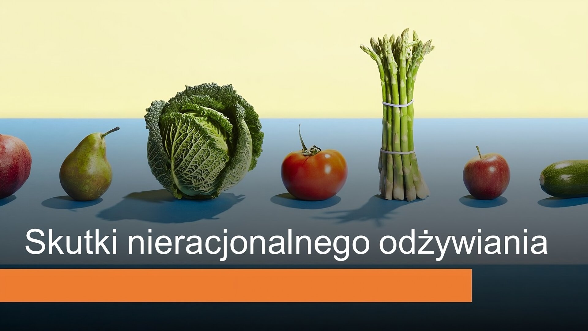 Slajd przedstawia żółto‑niebieskie zdjęcie, na którym w rzędzie ustawione zostały warzywa i owoce. Od lewej strony: granat, gruszka, kapusta, pomidor, szparagi, jabłko, cukinia. U dołu slajdu biały napis: „Skutki nieracjonalnego odżywiania”.