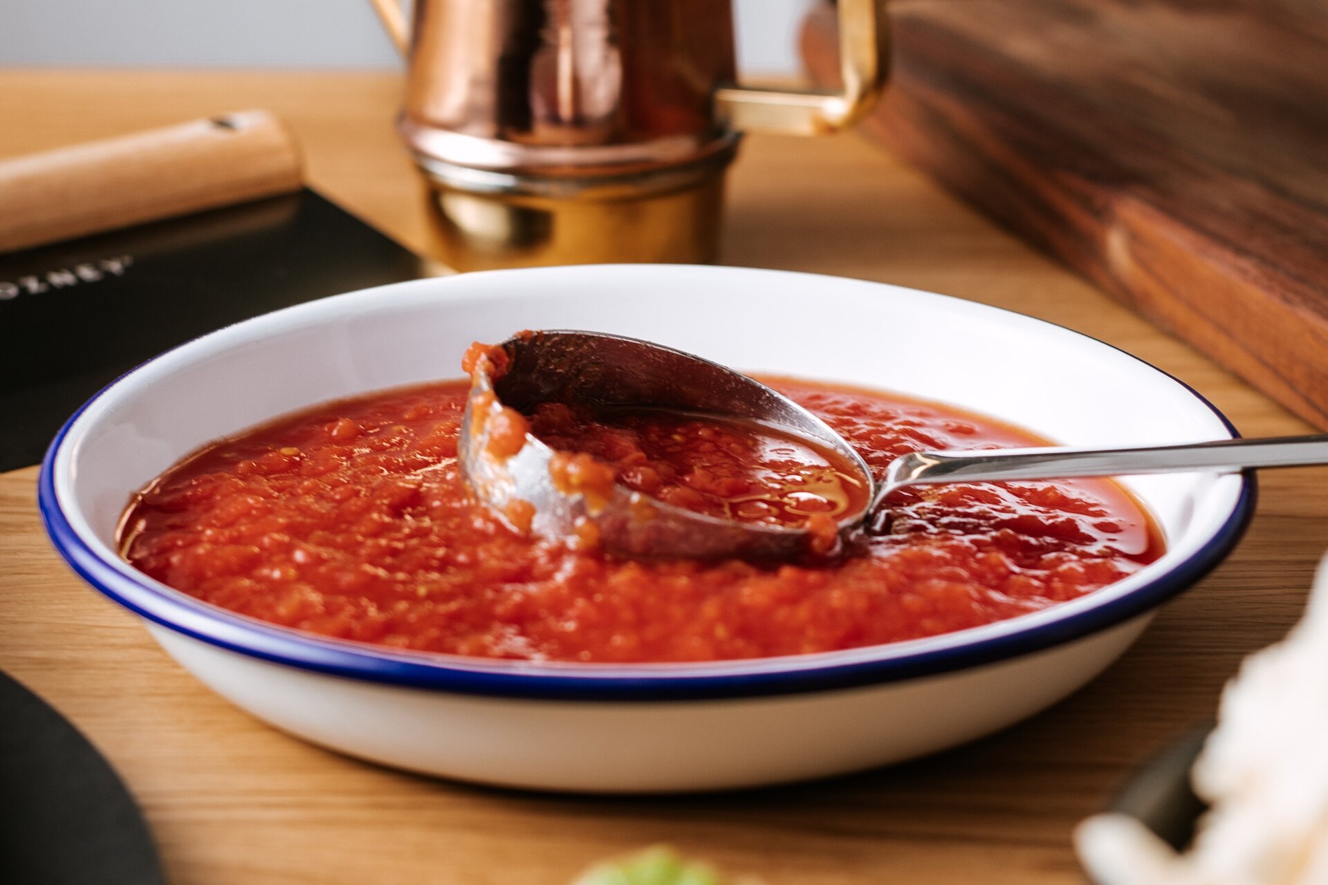 Ilustracja przedstawia sos pomidorowy 