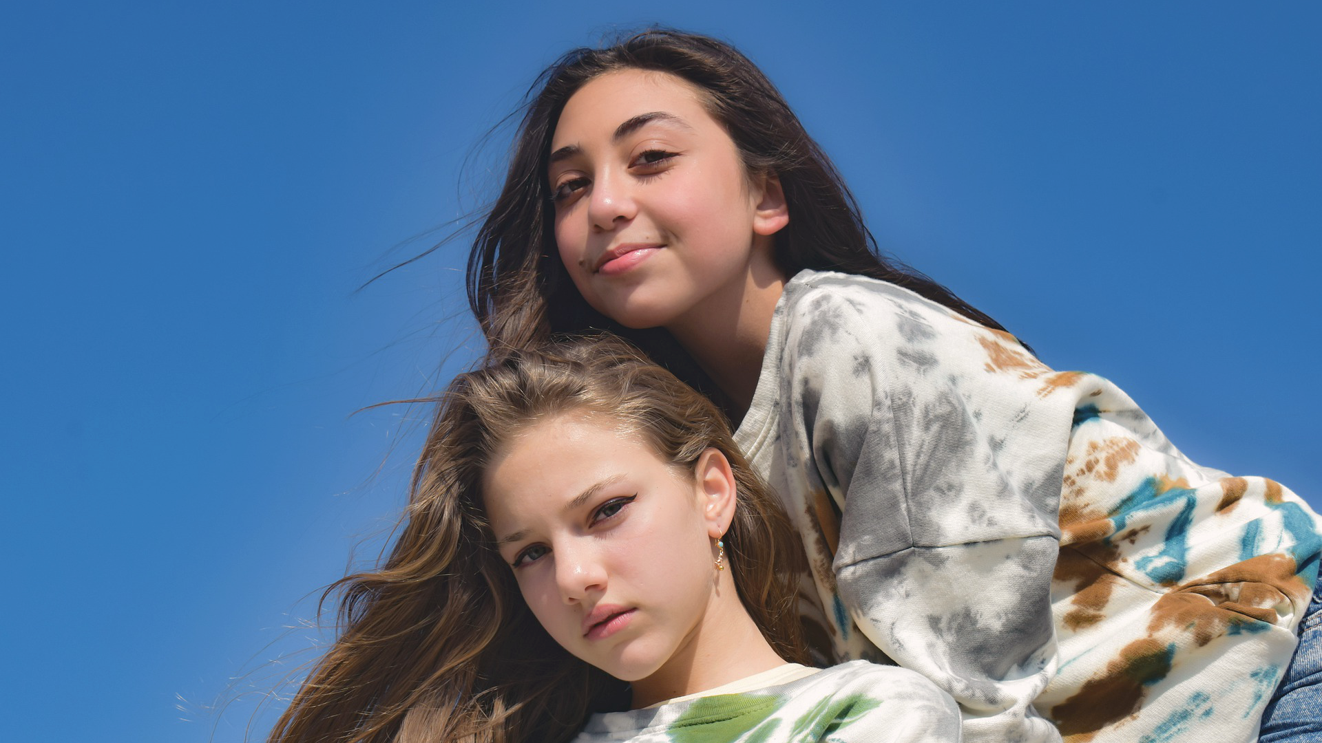 Zdjęcie przedstawia dwie nastolatki.