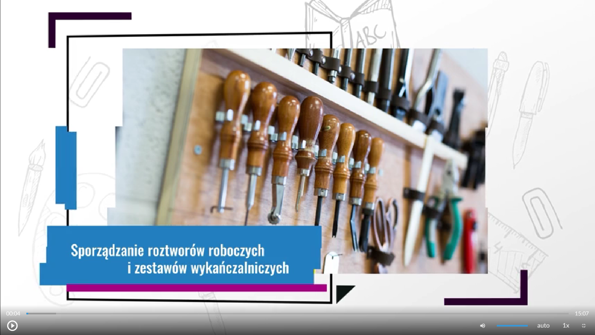 Widok na ekran odtwarzania filmu. Na ekranie stopklatka z czołówki. W dole tytuł w ramce: Sporządzanie roztworów roboczych i zestawów wykańczalniczych. W tle narzędzia. W dolnej części ekranu przyciski funkcyjne.