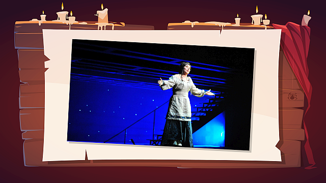 Na ilustracji widać kobietę stojącą na scenie teatralnej, prawdopodobnie podczas występu. Ubrana jest w suknię w stylu historycznym, co sugeruje, że scena może pochodzić z przedstawienia teatralnego osadzonego w przeszłości. W tle znajdują się schody oraz ciemnoniebieskie oświetlenie z punktowymi światłami, przypominającymi gwiazdy, co tworzy nastrojową atmosferę. Całość wskazuje na moment dramatyczny lub emocjonalny w sztuce.