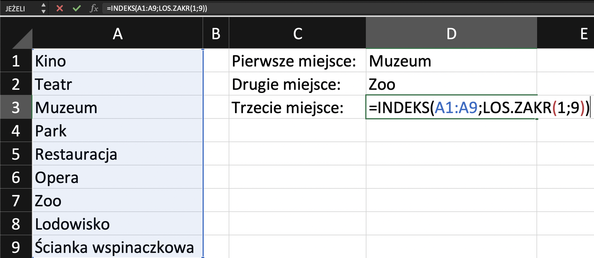 Na zrzucie ekranu widoczny jest fragment arkusza Excel. W kolumnie A wprowadzono dane dotyczące miejsc, w których można spędzić wolny czas, przykładowo w kinie, teatrze, muzeum parku, zoo itd. W kolumnie C wpisano pierwsze, drugie i trzecie miejsce. Formułę obliczania należy wpisać w odpowiedniej komórce. Brzmi ona następująco: =INDEKS(A1:A9;LOS.ZAKR(1;9)).