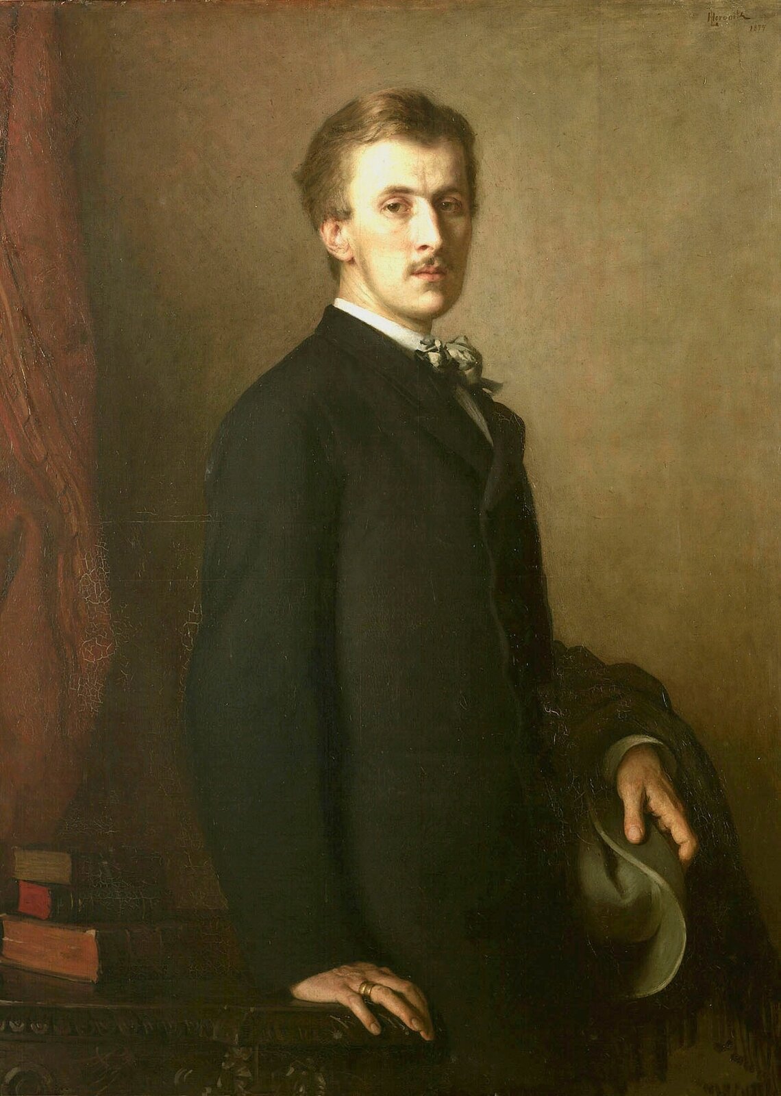 Ilustracja przedstawia portret mężczyzny w młodym wieku. Nosi długi frak, koszulę. Stoi wyprostowany z jedną ręką wspartą o blat stołu, na którym leżą książki, a drugą ma lekko zgiętą z przewieszonym przez ramię ubraniem. W dłoni trzyma kapelusz. 