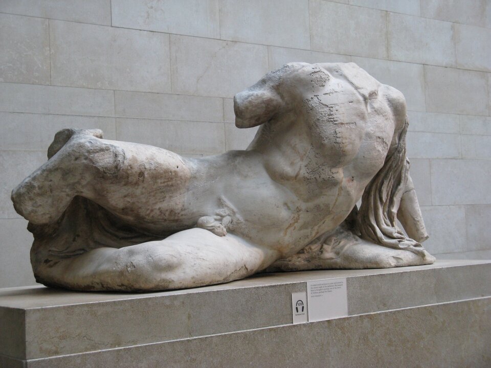 Jest to figura leżącego, nagiego mężczyzny, który wygląda, jakby uchwycony w ruchu unoszenia się.  Fragment draperii zwisa z jego lewego ramienia, a następnie spływa po ziemi za nim, unosząc się nad prawe kolano.