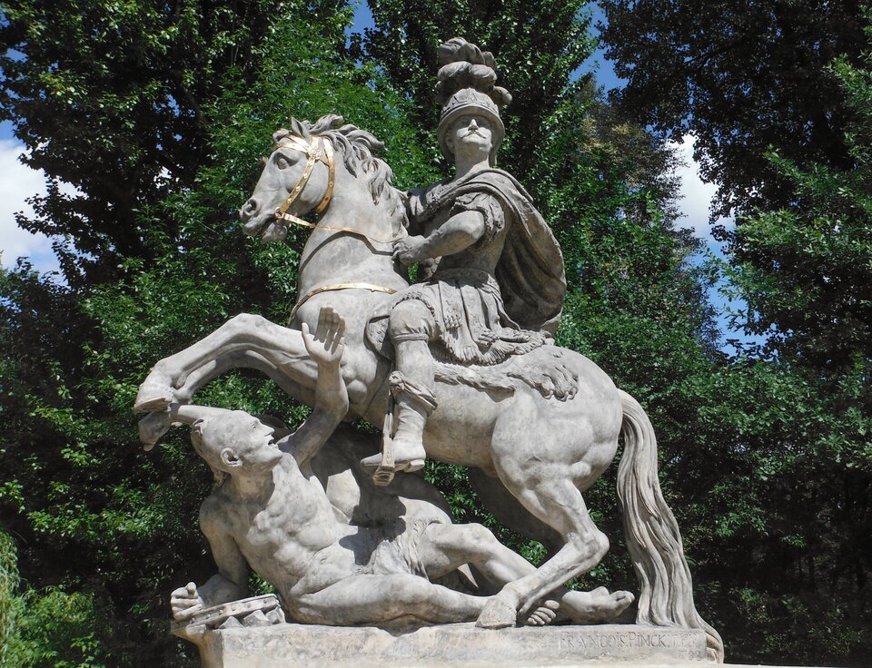 Fotografia przedstawiająca rzeźbę Jana III Sobieskiego na koniu. Pod koniem leży postać i unosi rękę do góry, Sobieski ma na sobie kapelusz z pióropuszem, lekką zbroję i pelerynę.