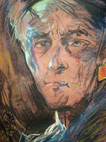 Obraz przedstawia portret mężczyzny w średnim wieku. Widać jedynie twarz. Jest pociągła, brwi są wyraźnie zarysowane. Jego proste włosy są w nieładzie. Mężczyzna ma poważny wyraz twarzy. Spogląda z uwagą na widza.