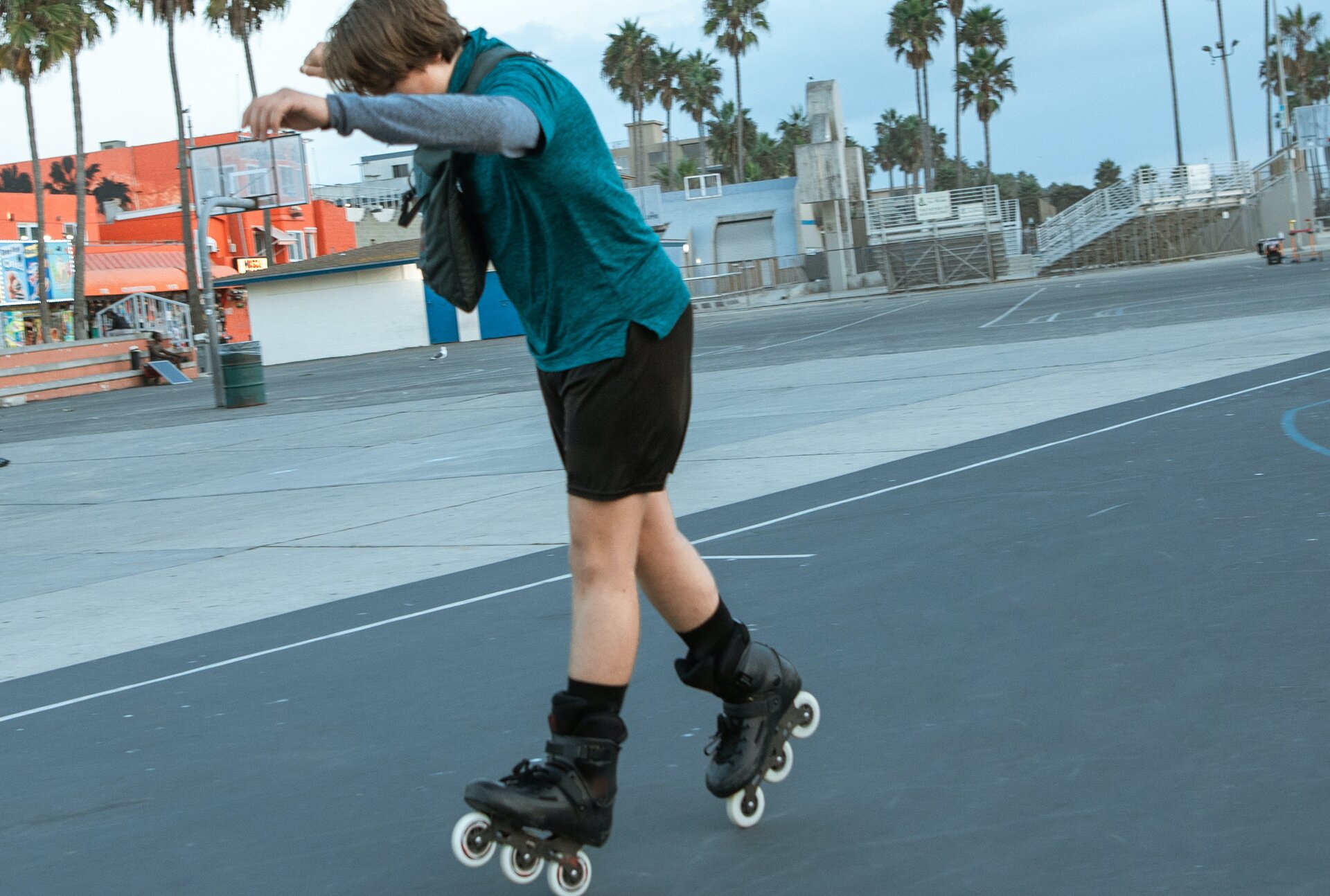 Ilustracja przedstawia chłopaka jadącego na rolkach.