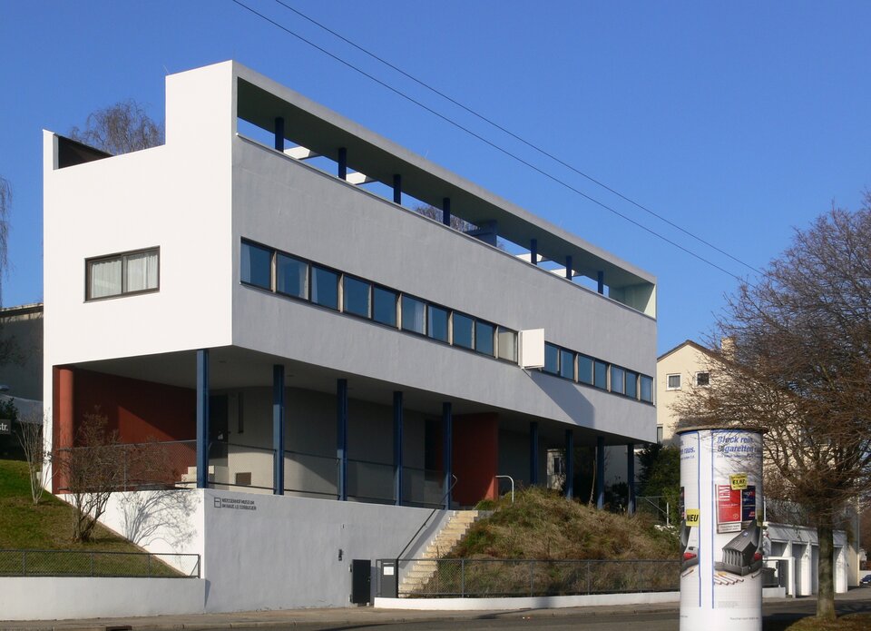 Projekt domu na wystawę Werkbundu na osiedlu mieszkaniowym Weissenhof w Stuttgarcie, w Niemczech. budynek jest biały kolor. Budynek jest podłużny, jego dolna przestrzeń jest otwarta i podtrzymuje piętro na licznych kolumnach. Górna część zawiera liczne okna, umieszczone w jednej linii na całej długości ściany.