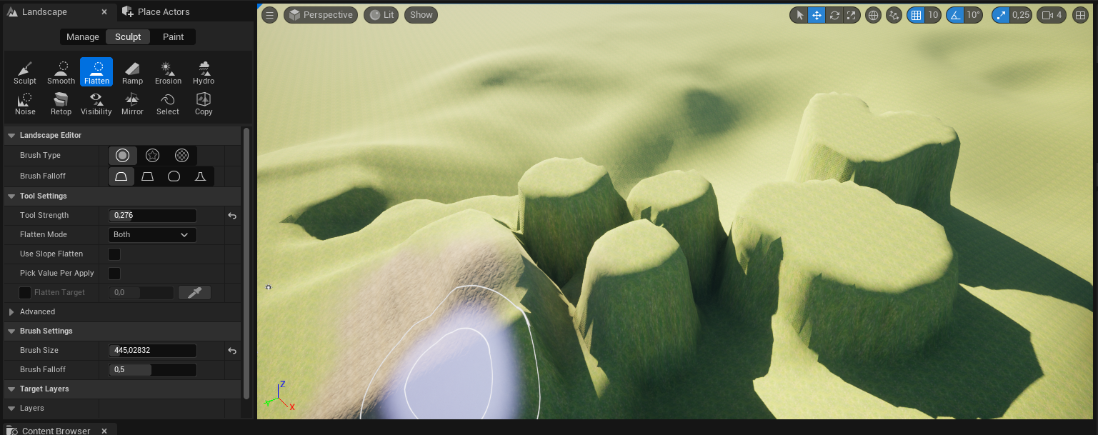 Ilustracja przedstawia zrzut ekranu - panel programu  Unreal Engine . Widoczny jest ekran z rozległą płaszczyzną w kolorze zielono - beżowym. Po prawej stronie znajduje się płaska powierzchnia, a w lewym dolnym rogu ekranu rampa przypominająca odwróconą figurę przestrzenną z dwoma bokami w kształcie trójkątów prostokątnych. Przed nim widoczna jest sekwencja wyżyn pełniących rolę platform ze spłaszczonymi wierzchołkami. Niżej położona płaszczyzna jest pofalowana. Bliżej dolnej krawędzi po lewej stronie jest nieregularna, szara plama, wewnątrz i na zewnątrz obwiedziona szarym konturem.  Na górze ilustracji znajdują się ułożone w rzędzie symbole graficzne, a lewej strony lista menu z następującymi opcjami: dwie zakładki:  Landscape  i  Place Actors , trzy opcje z wybraną opcją środkową:  Manage, Sculpt, Paint , a pod spodem dwa szeregi ikonek z podpisami. Wybrana jest trzecia ikonka w górnym rzędzie z symbolem okręgu narysowanego przerywaną linią, a pod nim płaskiego trapezu i podpisem  Flatten . Poniżej, w kolejnych linijkach znajdują się grupy opcji menu: pierwsza z nich to  Landscape Editor  z opcjami:  Brush Type:  - wybrana jest tu ikonka koła obwiedzionego okręgiem większej średnicy oraz  Brush Falloff  z wybraną ikonką przypominającą trapez z zaokrąglonymi górnymi rogami; druga z nich to:  Tool Settings  z opcjami:  Tool Strength:  i wpisaną wartością 0,276,  Flatten Mode: Both  i trzy odznaczone opcje:  Use Slope Flatten, Pick Value Per Apply  i  Flatten Target ; trzecia grupa opcji menu to:  Advanced ; czwarta grupa opcji menu to:  Brush Settings  z opcją:  Brush Size  i wpisaną wartością 445,02832,  Brush Falloff  i wpisaną wartością 0,5; piąta grupa opcji menu to:  Target Layers , a szósta  Layers . Poniżej widoczna jest ikonka i podpis:  Content Browser  z krzyżykiem.