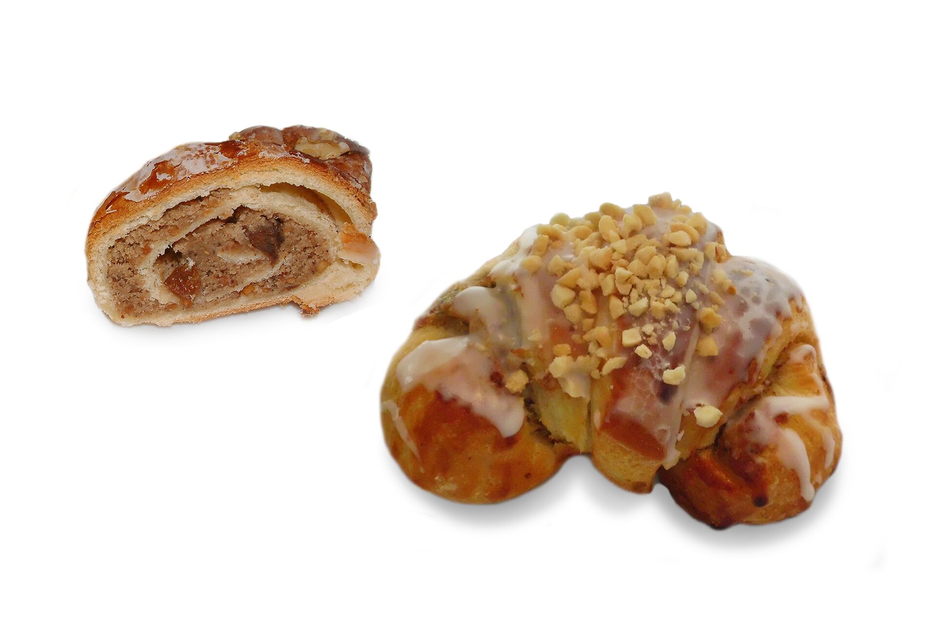 Zdjęcie przedstawia krok siódmy i ósmy formowania rogali świętomarcińskich. Widoczne są dwa wypieczone rogale na białym tle. W prawej części zdjęcia znajduje się wypieczony rogal widoczny od góry pod skosem. Wierzch wypieku jest w kolorze od jasnobrązowego do ciemnozłocistego. Na skórce rogala widoczny jest biała pomada, a na niej rozdrobnione kawałki orzechów. W lewej części zdjęcia znajduje się fragment rogala obrócony w lewą stronę tak, że widać jego owalny przekrój. W środku dostrzec można warstwy ciasta przekładane warstwami nadzienia.