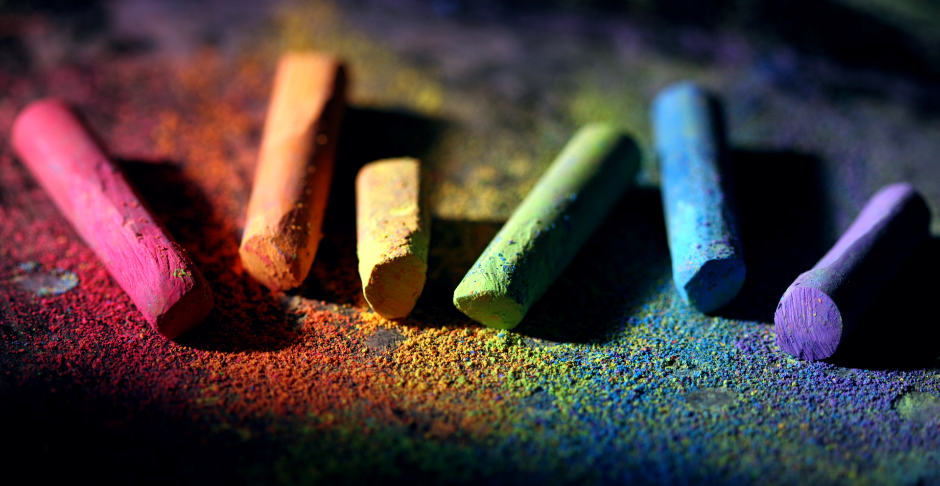 Zdjęcie przedstawia sześć kawałków różnokolorowej kredy.