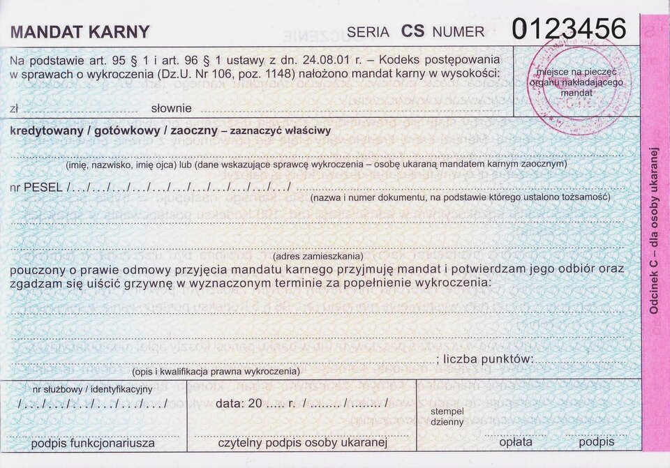 Ilustracja przedstawia formularz mandatu karnego – dokładnie odcinek „C” przeznaczony dla osoby ukaranej. W celu jego prawidłowego wypełnienia należy podać następujące dane osoby ukaranej: Imię, nazwisko, imię ojca, numer PESEL, nazwa i numer dokumentu tożsamości, adres zamieszkania. Dodatkowo, w górnym prawym rogu znajduje się numer serii i numer mandatu. Formularz zawiera także informację o podstawie prawnej wystawienia mandatu.